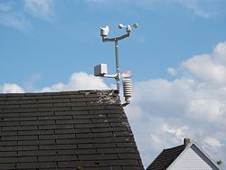 Sensoren der Wetterstation auf einer Gartenhtte